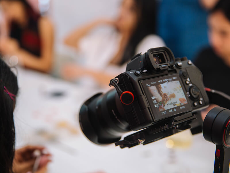 A DSLR camera at a photography workshop